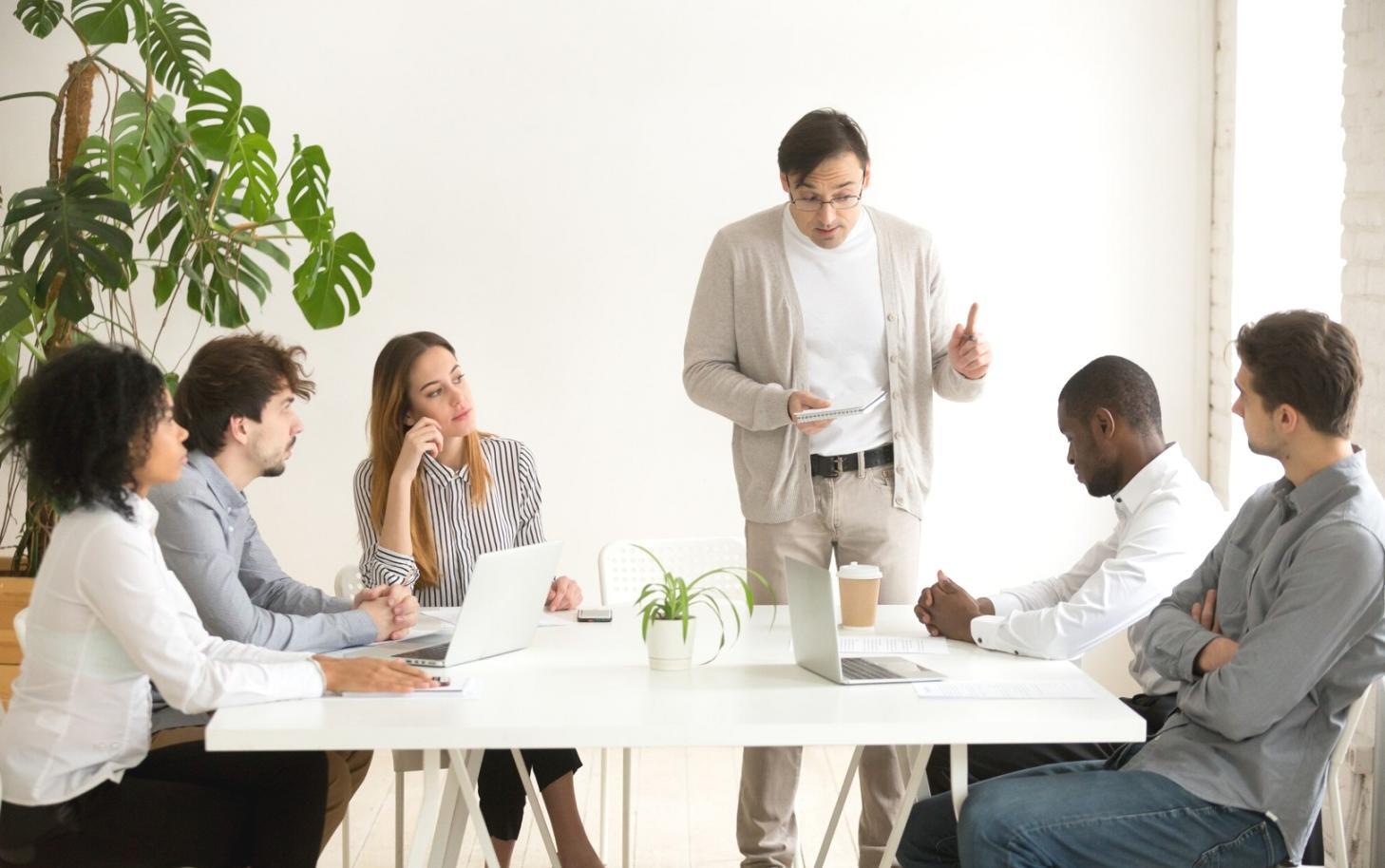 Professionelle Verhandlungssituation in modernem Konferenzraum