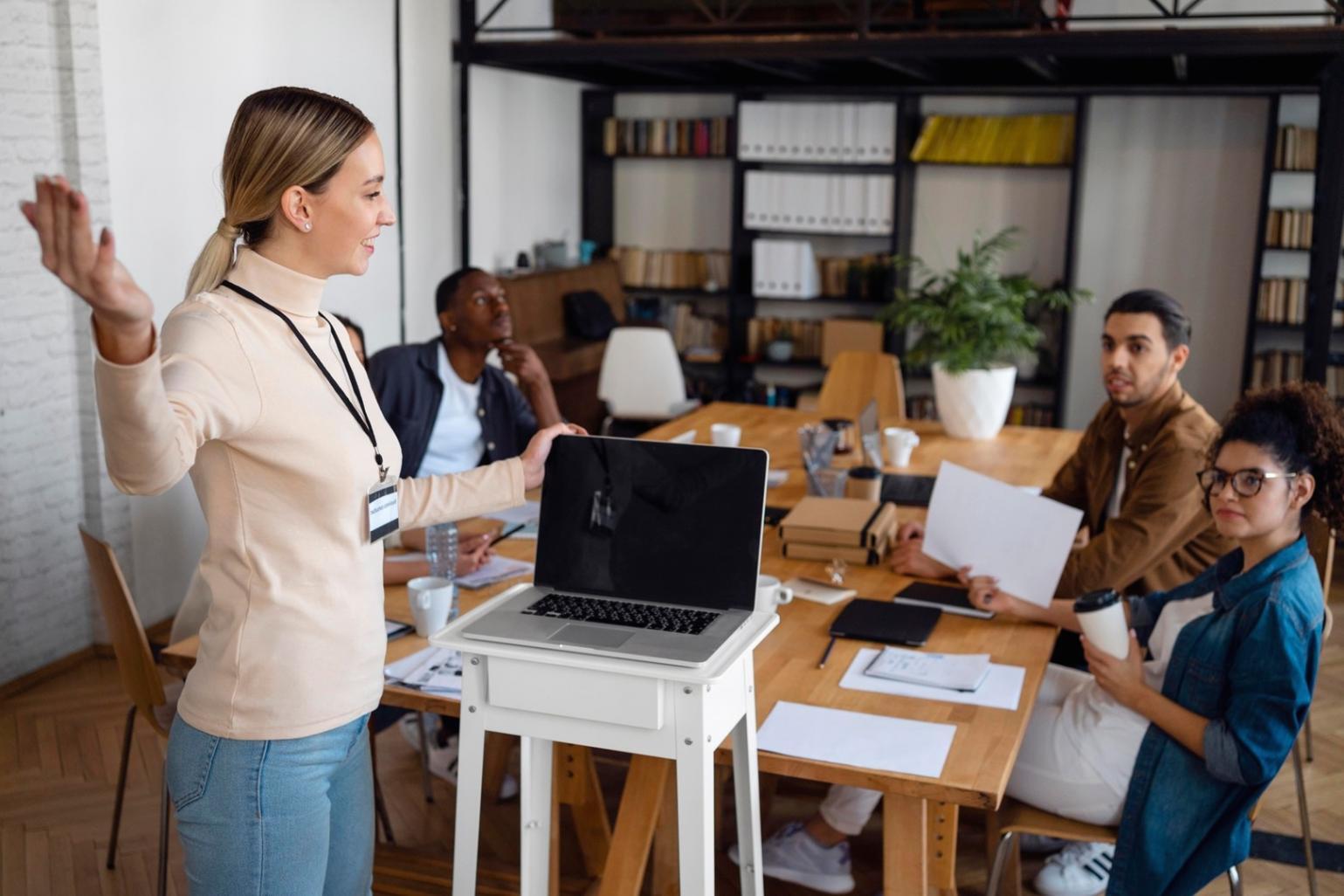 Professionelle Finanzverhandlung im modernen Büroumfeld
